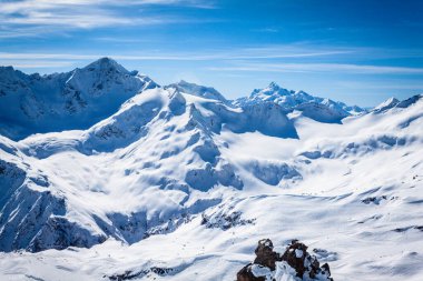 Kar beyazı yüksek dağların muhteşem manzarası Elbrus, kayak merkezi, Kabardino-Balkaria Cumhuriyeti, Rusya