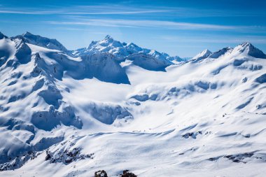 Kar beyazı yüksek dağların muhteşem manzarası Elbrus, kayak merkezi, Kabardino-Balkaria Cumhuriyeti, Rusya