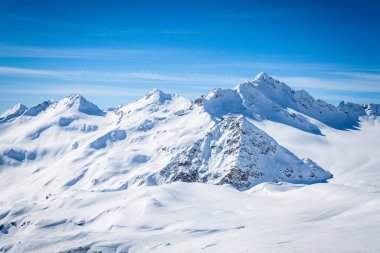 Kar beyazı yüksek dağların muhteşem manzarası Elbrus, kayak merkezi, Kabardino-Balkaria Cumhuriyeti, Rusya