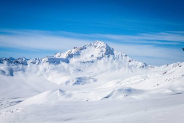 Kar beyazı yüksek dağların muhteşem manzarası Elbrus, kayak merkezi, Kabardino-Balkaria Cumhuriyeti, Rusya