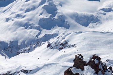 Kar beyazı yüksek dağların muhteşem manzarası Elbrus, kayak merkezi, Kabardino-Balkaria Cumhuriyeti, Rusya