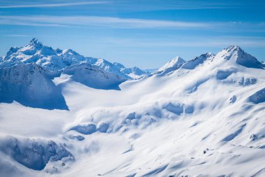 Kar beyazı yüksek dağların muhteşem manzarası Elbrus, kayak merkezi, Kabardino-Balkaria Cumhuriyeti, Rusya