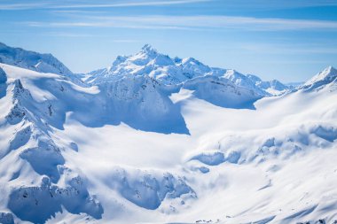 Kar beyazı yüksek dağların muhteşem manzarası Elbrus, kayak merkezi, Kabardino-Balkaria Cumhuriyeti, Rusya