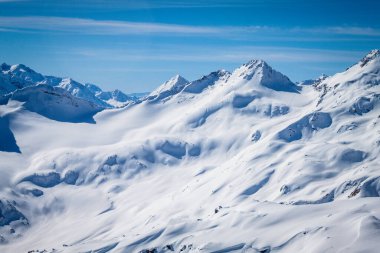 Kar beyazı yüksek dağların muhteşem manzarası Elbrus, kayak merkezi, Kabardino-Balkaria Cumhuriyeti, Rusya