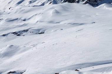 Kar beyazı yüksek dağların muhteşem manzarası Elbrus, kayak merkezi, Kabardino-Balkaria Cumhuriyeti, Rusya