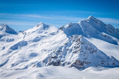 Kar beyazı yüksek dağların muhteşem manzarası Elbrus, kayak merkezi, Kabardino-Balkaria Cumhuriyeti, Rusya