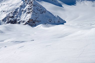 Kar beyazı yüksek dağların muhteşem manzarası Elbrus, kayak merkezi, Kabardino-Balkaria Cumhuriyeti, Rusya