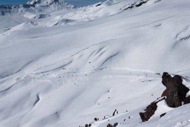 Kar beyazı yüksek dağların muhteşem manzarası Elbrus, kayak merkezi, Kabardino-Balkaria Cumhuriyeti, Rusya