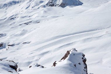 Kar beyazı yüksek dağların muhteşem manzarası Elbrus, kayak merkezi, Kabardino-Balkaria Cumhuriyeti, Rusya