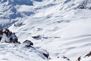 Kar beyazı yüksek dağların muhteşem manzarası Elbrus, kayak merkezi, Kabardino-Balkaria Cumhuriyeti, Rusya