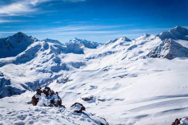 Kar beyazı yüksek dağların muhteşem manzarası Elbrus, kayak merkezi, Kabardino-Balkaria Cumhuriyeti, Rusya