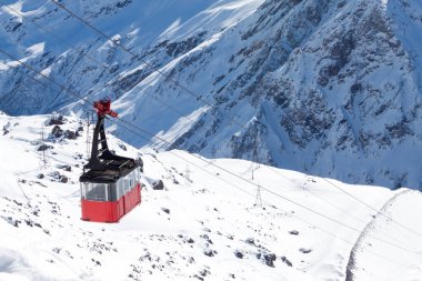 Kar beyazı görkemli dağların muhteşem manzarası Elbrus ve kablo yolları, kayak merkezi, Kabardinobalkaria, Rusya