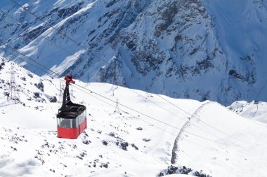 Kar beyazı görkemli dağların muhteşem manzarası Elbrus ve kablo yolları, kayak merkezi, Kabardinobalkaria, Rusya