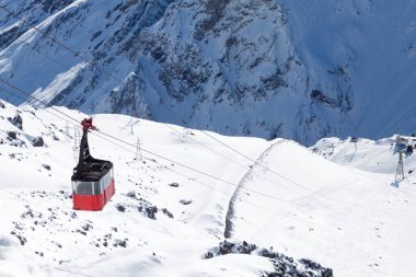 Kar beyazı görkemli dağların muhteşem manzarası Elbrus ve kablo yolları, kayak merkezi, Kabardinobalkaria, Rusya