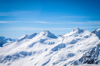 Kar beyazı yüksek dağların muhteşem manzarası Elbrus, kayak merkezi, Kabardino-Balkaria Cumhuriyeti, Rusya