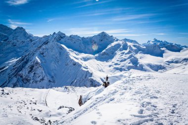 Kar beyazı yüksek dağların muhteşem manzarası Elbrus, kayak merkezi, Kabardino-Balkaria Cumhuriyeti, Rusya