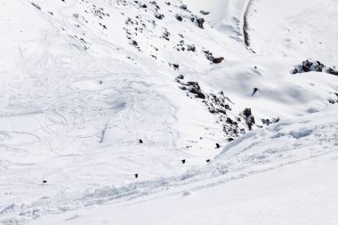 Kar beyazı yüksek dağların muhteşem manzarası Elbrus, kayak merkezi, Kabardino-Balkaria Cumhuriyeti, Rusya
