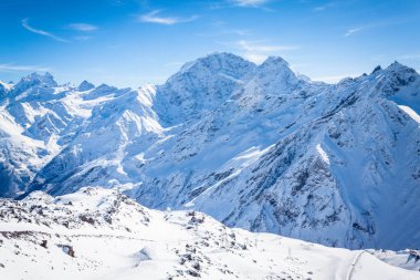 Kar beyazı yüksek dağların muhteşem manzarası Elbrus, kayak merkezi, Kabardino-Balkaria Cumhuriyeti, Rusya