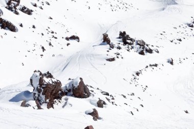 Kar beyazı yüksek dağların muhteşem manzarası Elbrus, kayak merkezi, Kabardino-Balkaria Cumhuriyeti, Rusya