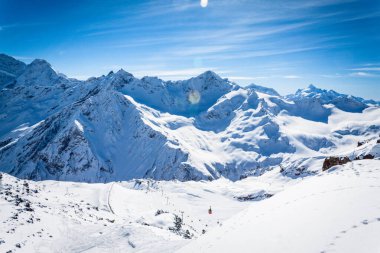 Kar beyazı yüksek dağların muhteşem manzarası Elbrus, kayak merkezi, Kabardino-Balkaria Cumhuriyeti, Rusya