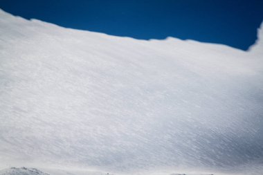 Kar beyazı yüksek dağların muhteşem manzarası Elbrus, kayak merkezi, Kabardino-Balkaria Cumhuriyeti, Rusya