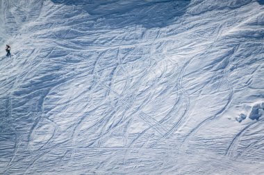 Kar beyazı yüksek dağlarda kayak izleri var. Elbrus, kayak merkezi, Kabardino-Balkaria Cumhuriyeti, Rusya.