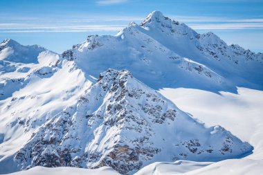 Kar beyazı yüksek dağların muhteşem manzarası Elbrus, kayak merkezi, Kabardino-Balkaria Cumhuriyeti, Rusya