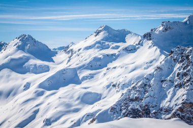 Kar beyazı yüksek dağların muhteşem manzarası Elbrus, kayak merkezi, Kabardino-Balkaria Cumhuriyeti, Rusya