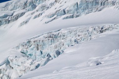 Rusya 'daki Elbrus' un karlı yüksek dağlarının panoramik manzarası
