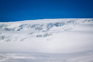 Kar beyazı yüksek dağların muhteşem manzarası Elbrus, kayak merkezi, Kabardino-Balkaria Cumhuriyeti, Rusya