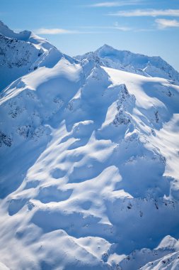 Kar beyazı yüksek dağların muhteşem manzarası Elbrus, kayak merkezi, Kabardino-Balkaria Cumhuriyeti, Rusya