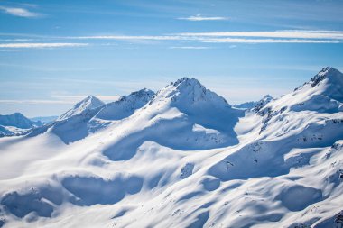 Kar beyazı yüksek dağların muhteşem manzarası Elbrus, kayak merkezi, Kabardino-Balkaria Cumhuriyeti, Rusya