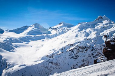 Kar beyazı yüksek dağların muhteşem manzarası Elbrus, kayak merkezi, Kabardino-Balkaria Cumhuriyeti, Rusya