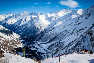 Kar beyazı görkemli dağların muhteşem manzarası Elbrus ve kablo yolları, kayak merkezi, Kabardinobalkaria, Rusya