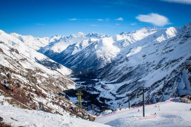 Kar beyazı görkemli dağların muhteşem manzarası Elbrus ve kablo yolları, kayak merkezi, Kabardinobalkaria, Rusya