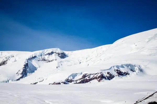 Magnífica Vista Las Montañas Poderosas Blancas Como Nieve Elbrus Estación —  Fotos de Stock