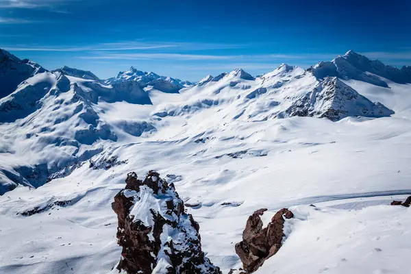 Kar Beyazı Yüksek Dağların Muhteşem Manzarası Elbrus Kayak Merkezi Kabardino — Stok fotoğraf