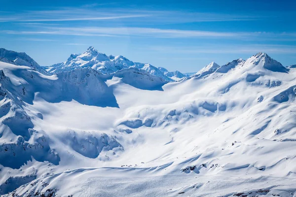 Kar beyazı yüksek dağların muhteşem manzarası Elbrus, kayak merkezi, Kabardino-Balkaria Cumhuriyeti, Rusya