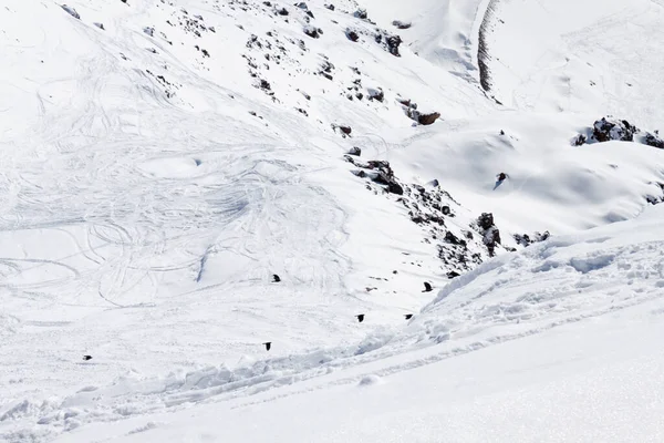Kar beyazı yüksek dağların muhteşem manzarası Elbrus, kayak merkezi, Kabardino-Balkaria Cumhuriyeti, Rusya