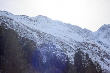 Kar beyazı yüksek dağların muhteşem manzarası Elbrus, kayak merkezi, Kabardino-Balkaria Cumhuriyeti, Rusya