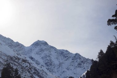 Kar beyazı yüksek dağların muhteşem manzarası Elbrus, kayak merkezi, Kabardino-Balkaria Cumhuriyeti, Rusya
