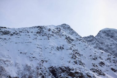Kar beyazı yüksek dağların muhteşem manzarası Elbrus, kayak merkezi, Kabardino-Balkaria Cumhuriyeti, Rusya