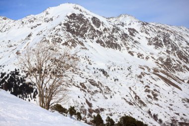 Kar beyazı yüksek dağların muhteşem manzarası Elbrus, kayak merkezi, Kabardino-Balkaria Cumhuriyeti, Rusya