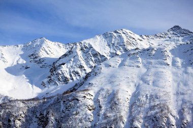 Kar beyazı yüksek dağların muhteşem manzarası Elbrus, kayak merkezi, Kabardino-Balkaria Cumhuriyeti, Rusya