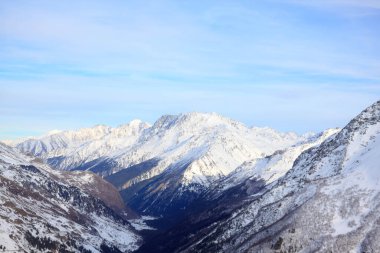Rusya 'daki Elbrus' un karlı yüksek dağlarının panoramik manzarası