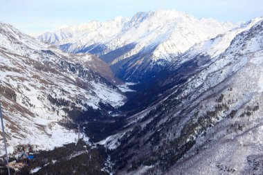 Kar beyazı yüksek dağların muhteşem manzarası Elbrus, kayak merkezi, Kabardino-Balkaria Cumhuriyeti, Rusya