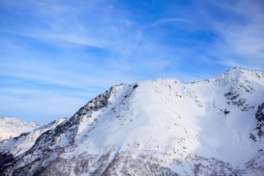 Rusya 'daki Elbrus' un karlı yüksek dağlarının panoramik manzarası