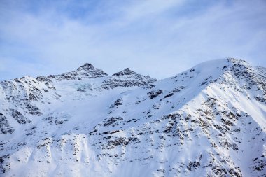 Rusya 'daki Elbrus' un karlı yüksek dağlarının panoramik manzarası