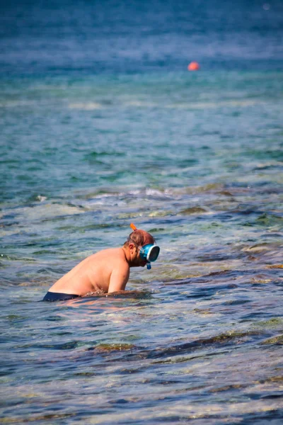 男性タソス島の海でシュノーケ リング — ストック写真