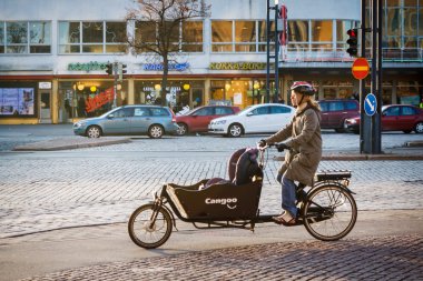 Finlandiya Helsinki'de sokakların yolcunun ulaşım